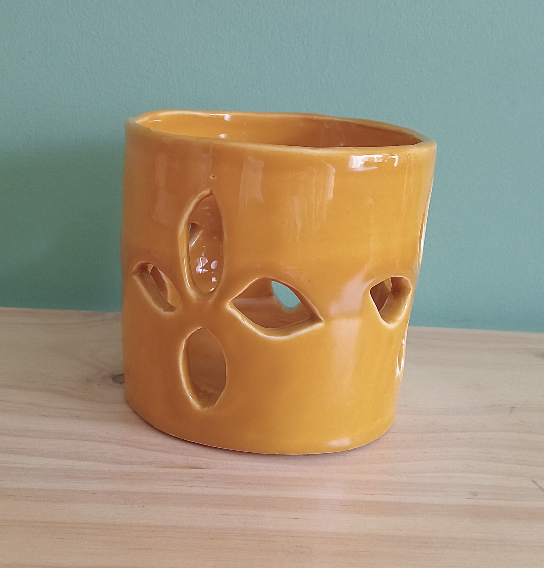 Luminária amarela aberta 15 €